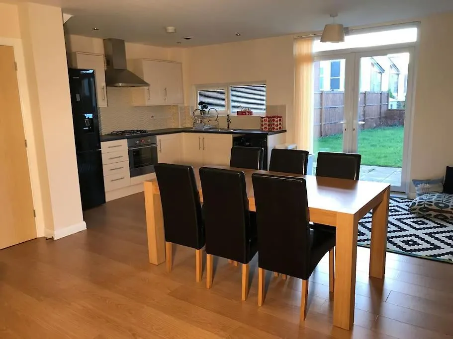 3-Bedroom House - Car Parking - Air Conditioning-1